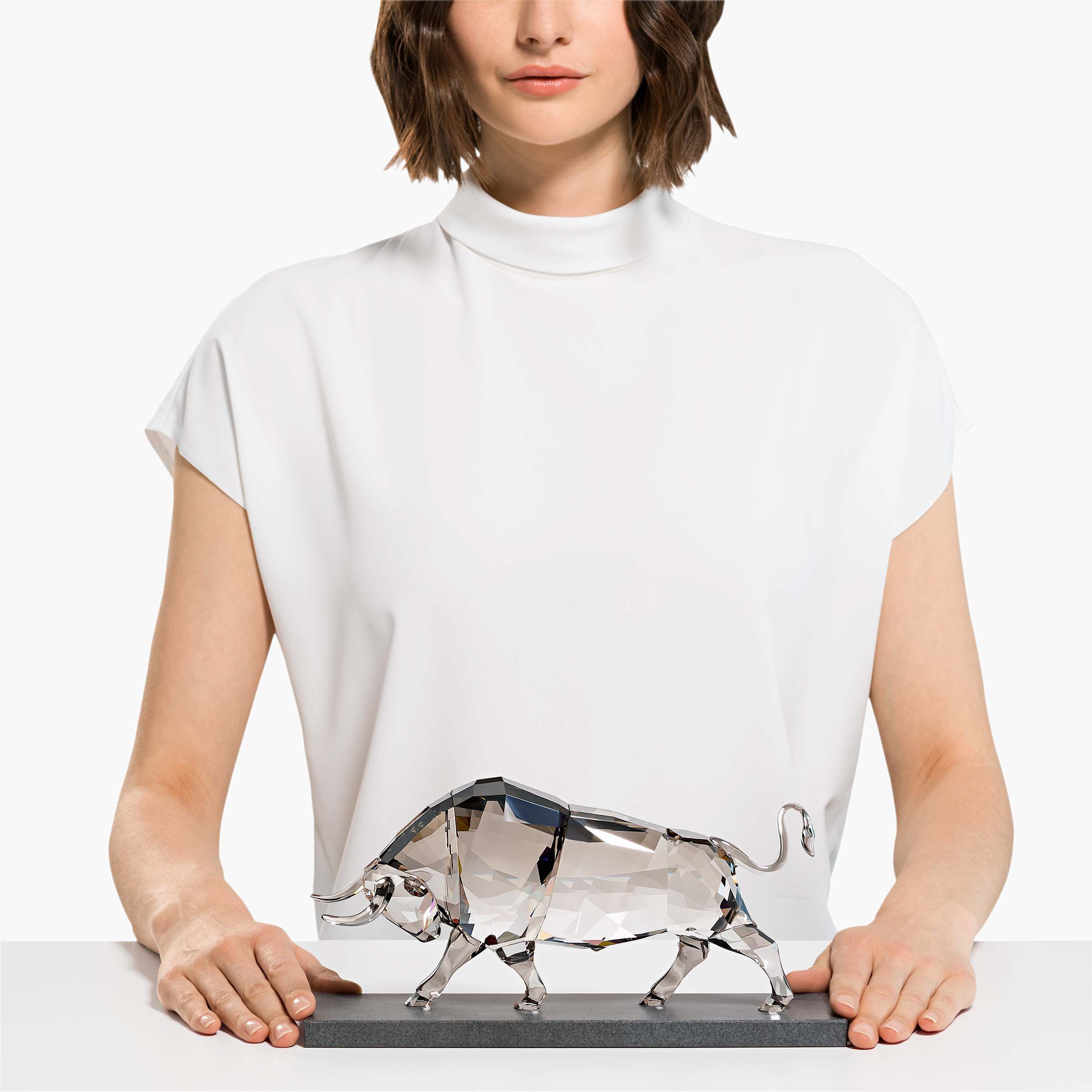 swarovski قطعة زينة على شكل ثور