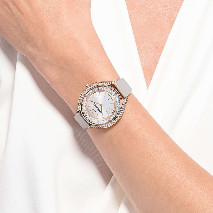 swarovski ساعة crystalline aura، صناعة سويسرية، حزام جلد، لون رمادي، لمسة نهائية بلون ذهبي وردي