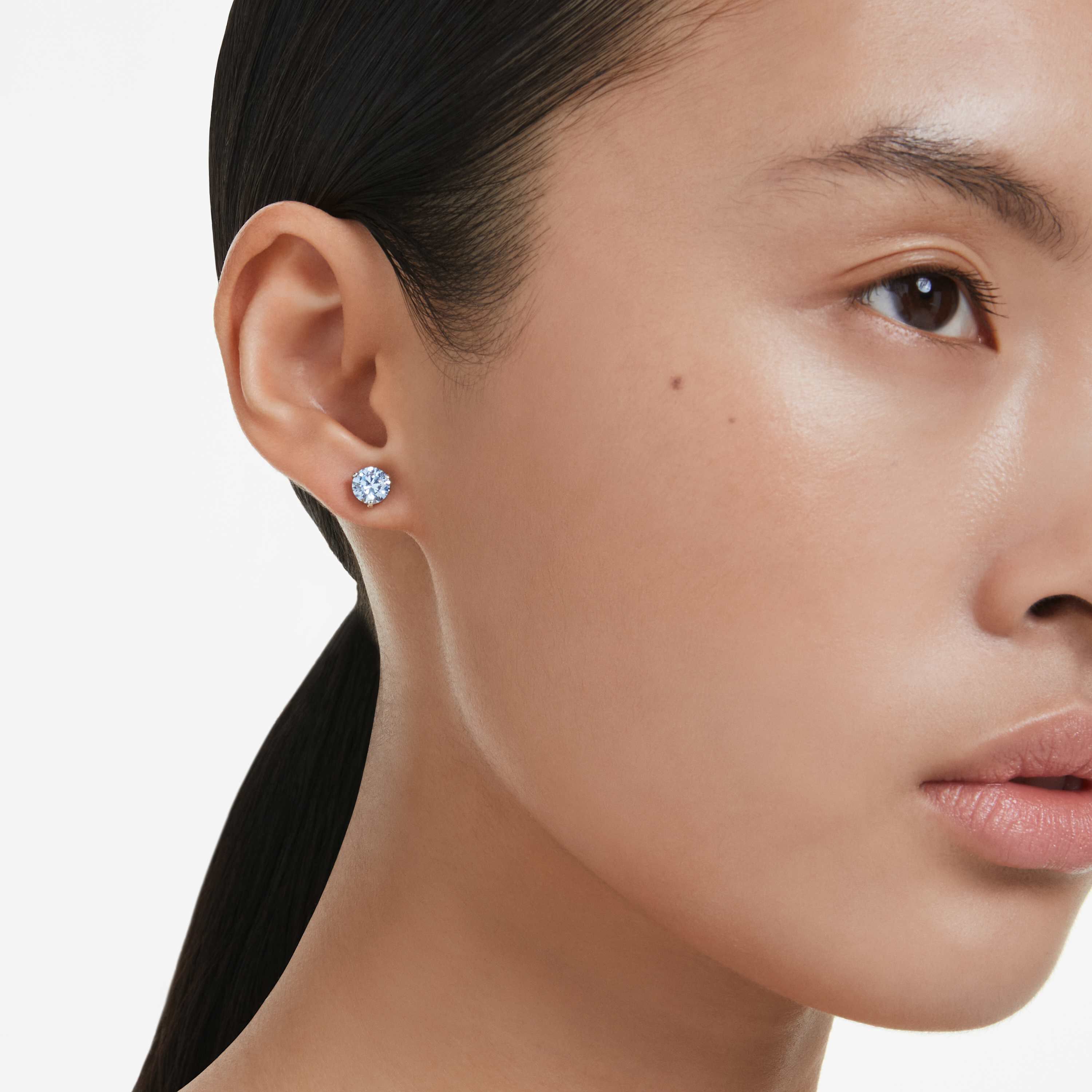 swarovski أقراط دبوسية solitaire، قطع مستدير، لون أزرق، طلاء روديوم