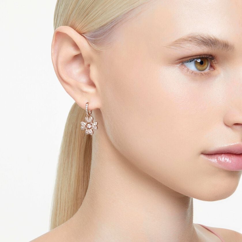 swarovski أقراط متدلية idyllia، على شكل زهرة برسيم، لون أبيض، طلاء بلون ذهبي وردي