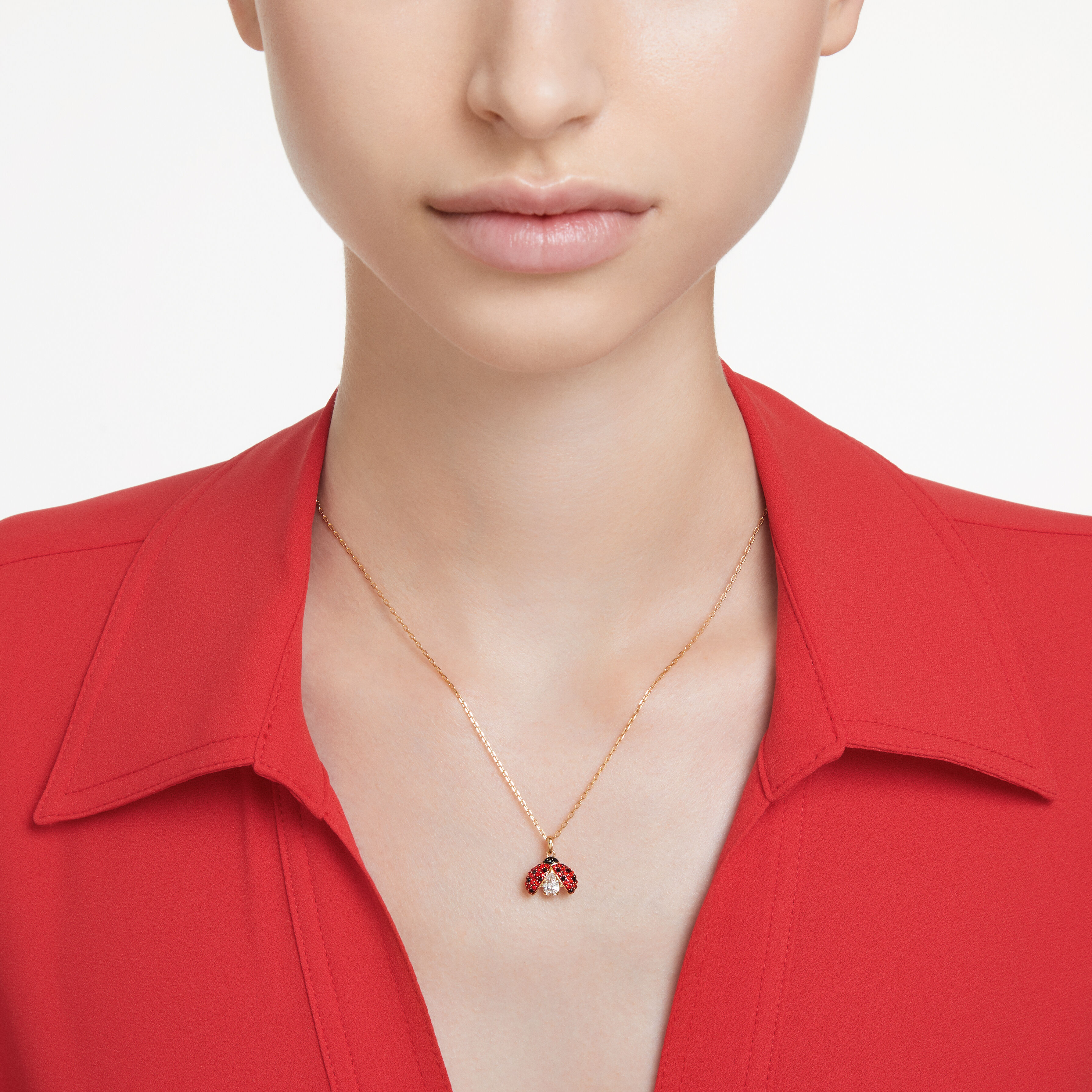 swarovski قلادة idyllia، على شكل دعسوقة، لون أحمر، طلاء بلون ذهبي