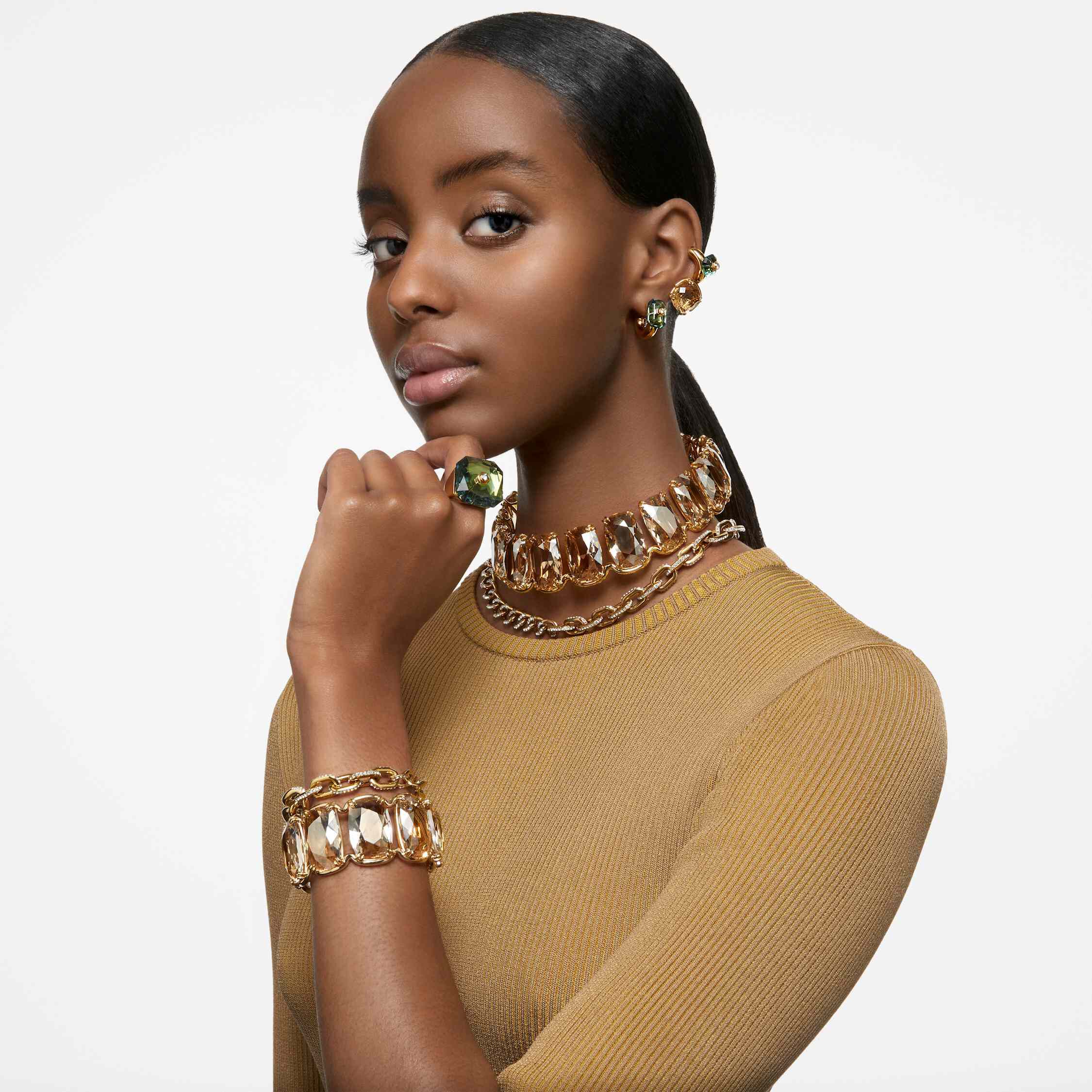 swarovski عقد harmonia شوكر، مزدان بكريستالات عائمة كبيرة الحجم، لون ذهبي، طلاء بلون ذهبي