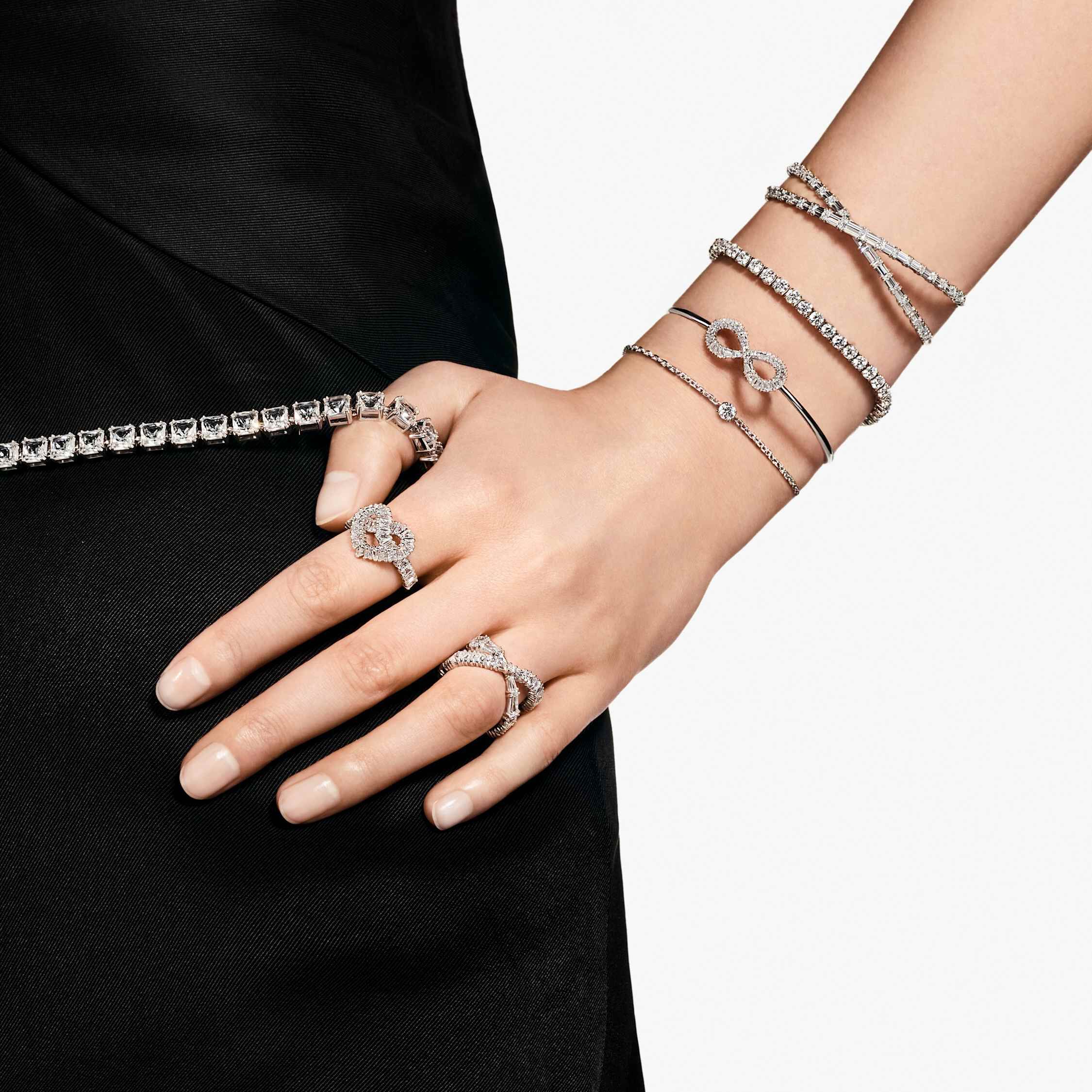 swarovski سوار hyperbola، شكل إنفينيتي، لون أبيض، طلاء روديوم