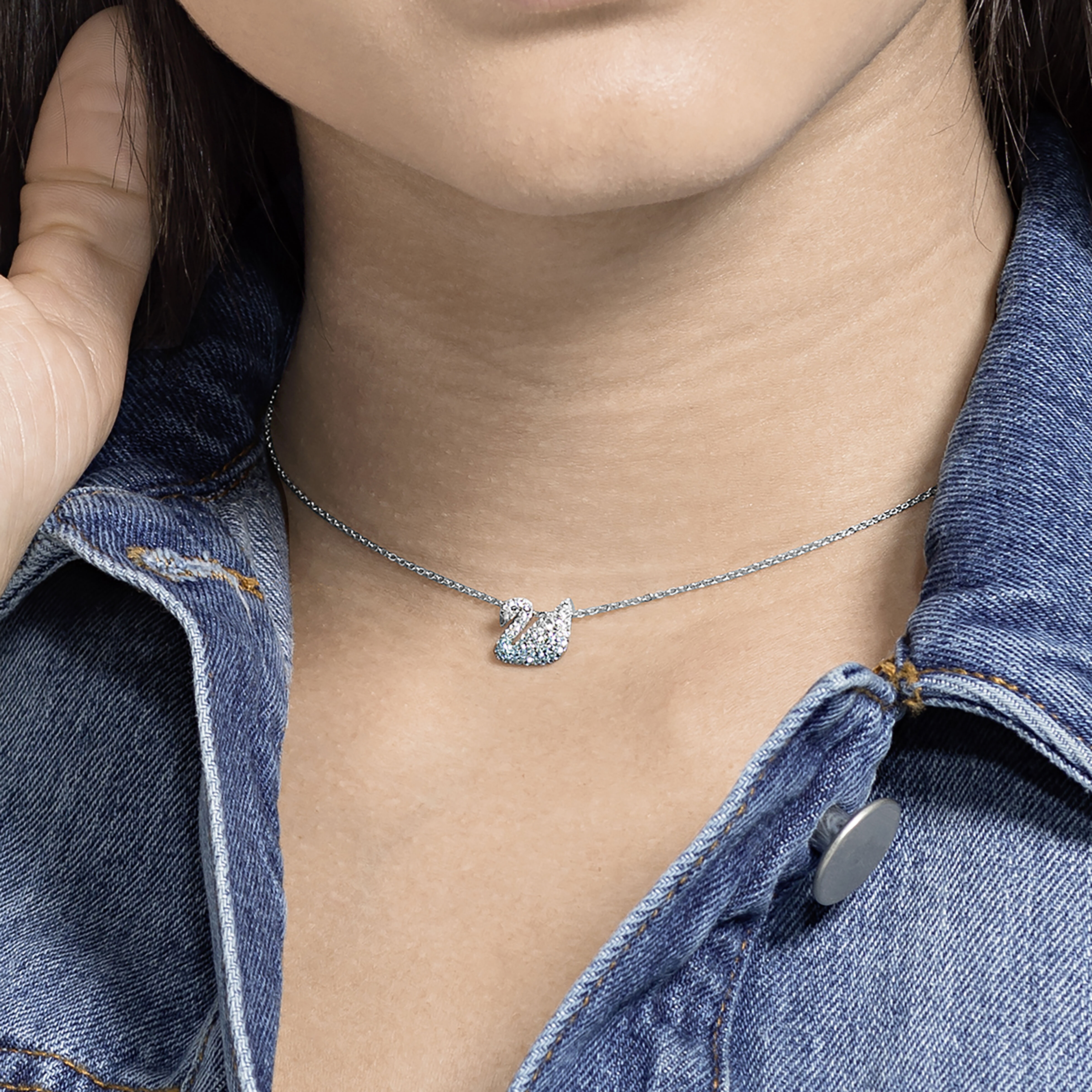 swarovski قلادة iconic swan بحلية متدلية متعددة الألوان، طلاء روديوم