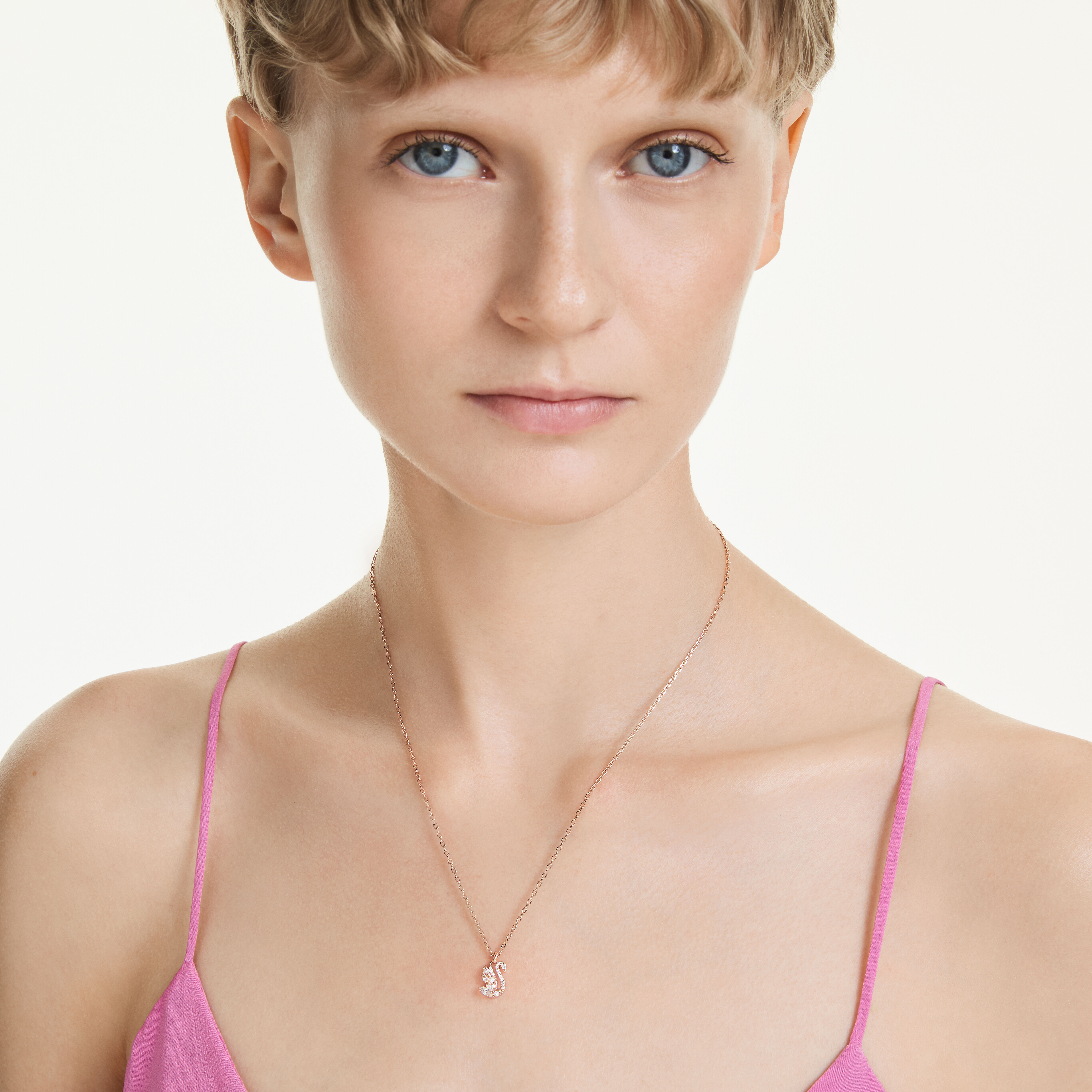 swarovski قلادة swan، قطع متنوع، شكل بجعة، لون أبيض، طلاء باللون الذهبي الوردي