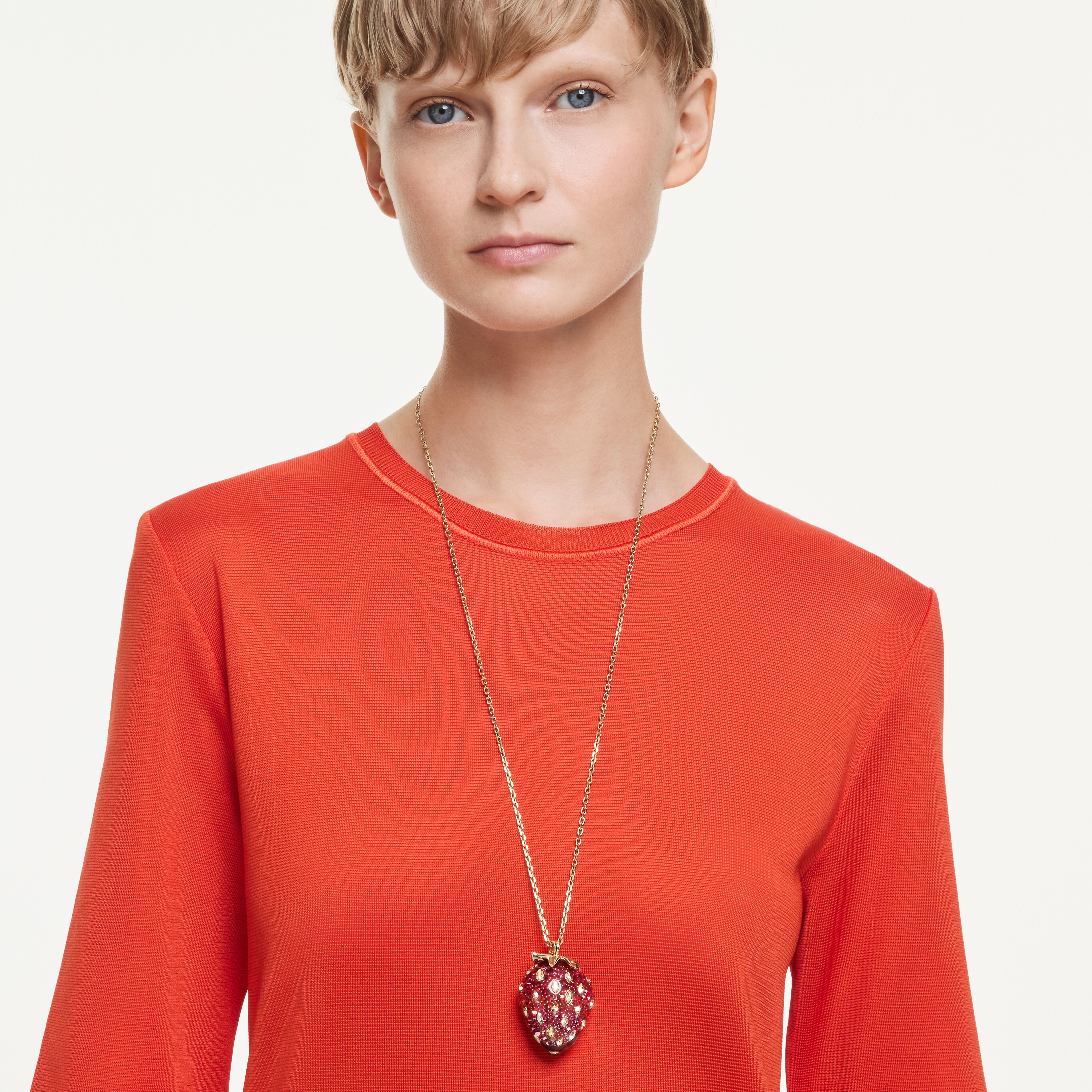 swarovski قلادة idyllia، قطع متنوع، شكل فراولة، لون أحمر، طلاء باللون الذهبي