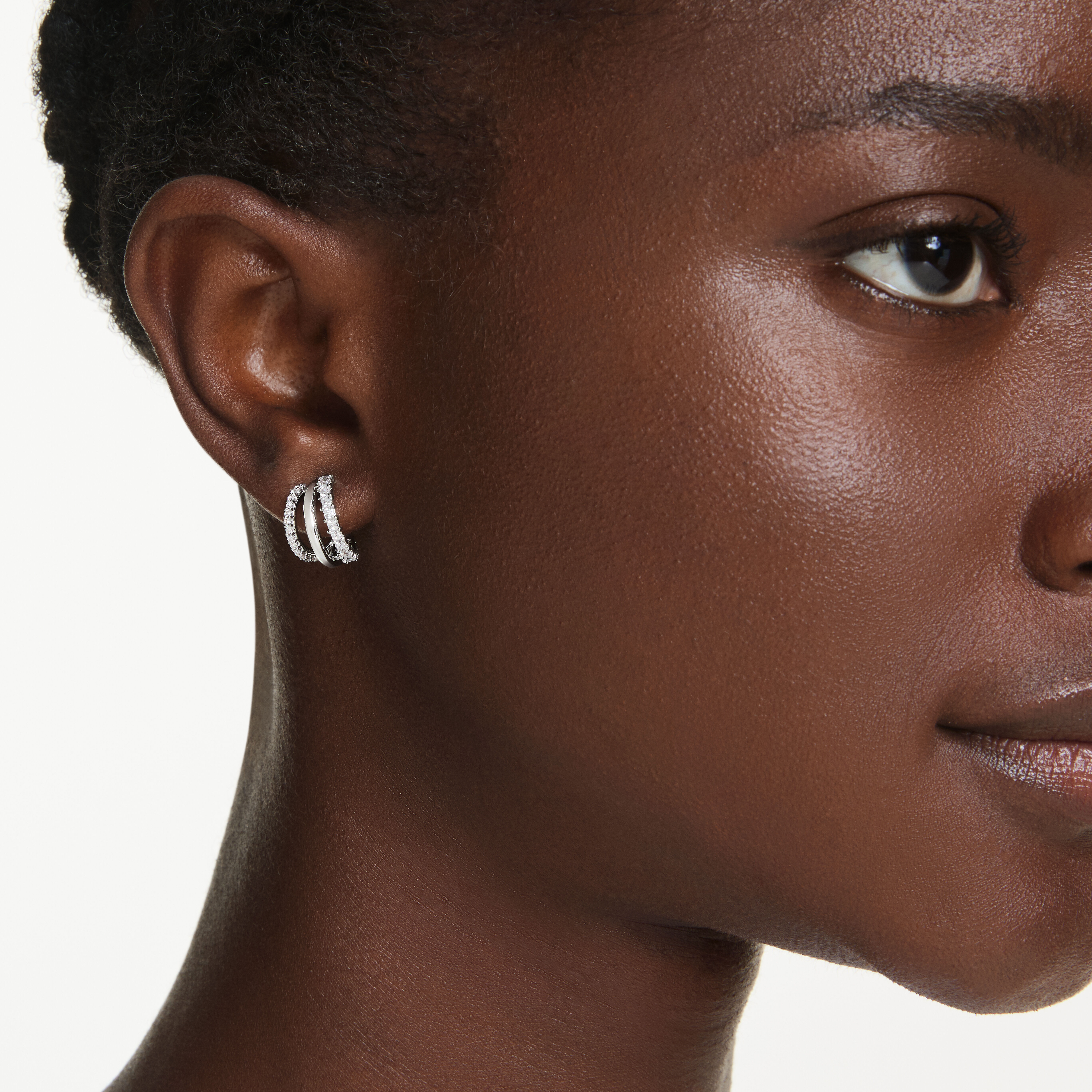 swarovski أقراط حلقية hyperbola، قطع مستدير، حجم صغير، لون أبيض، طلاء روديوم