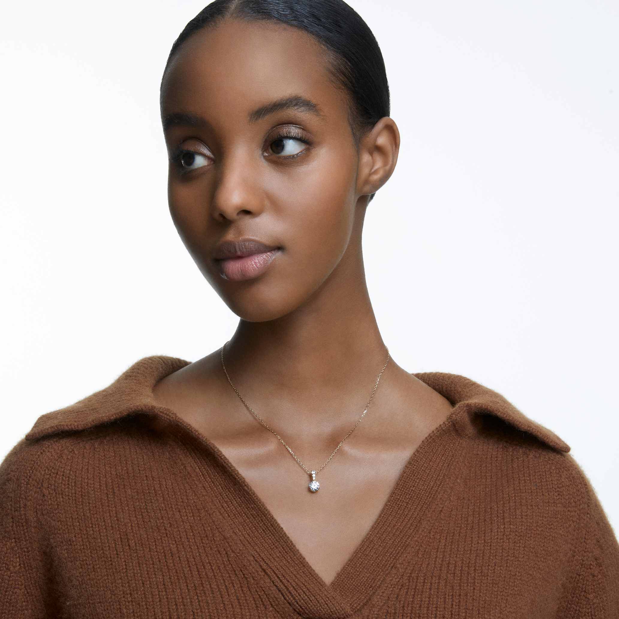 swarovski قلادة solitaire بحلية متدلية، لون أبيض، طلاء باللون الذهبي