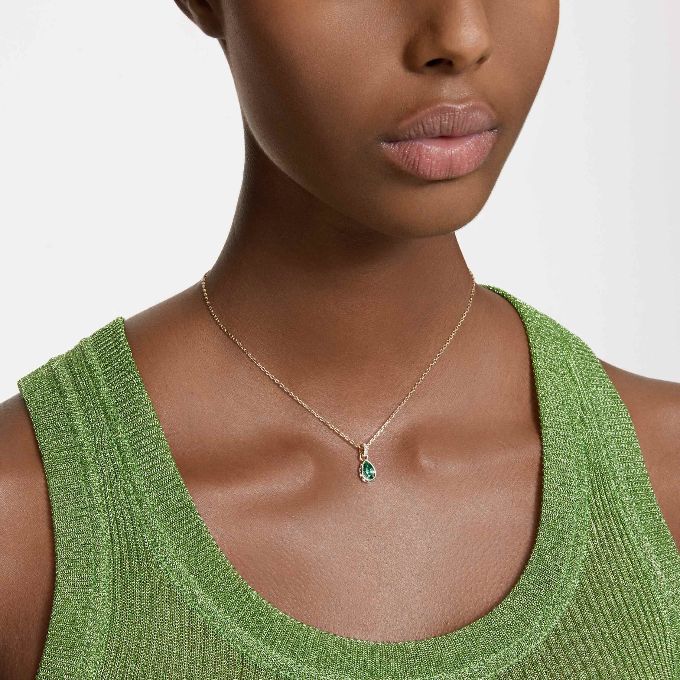swarovski قلادة chroma، قطع على شكل كمثرى، لون أخضر، طلاء بلون ذهبي