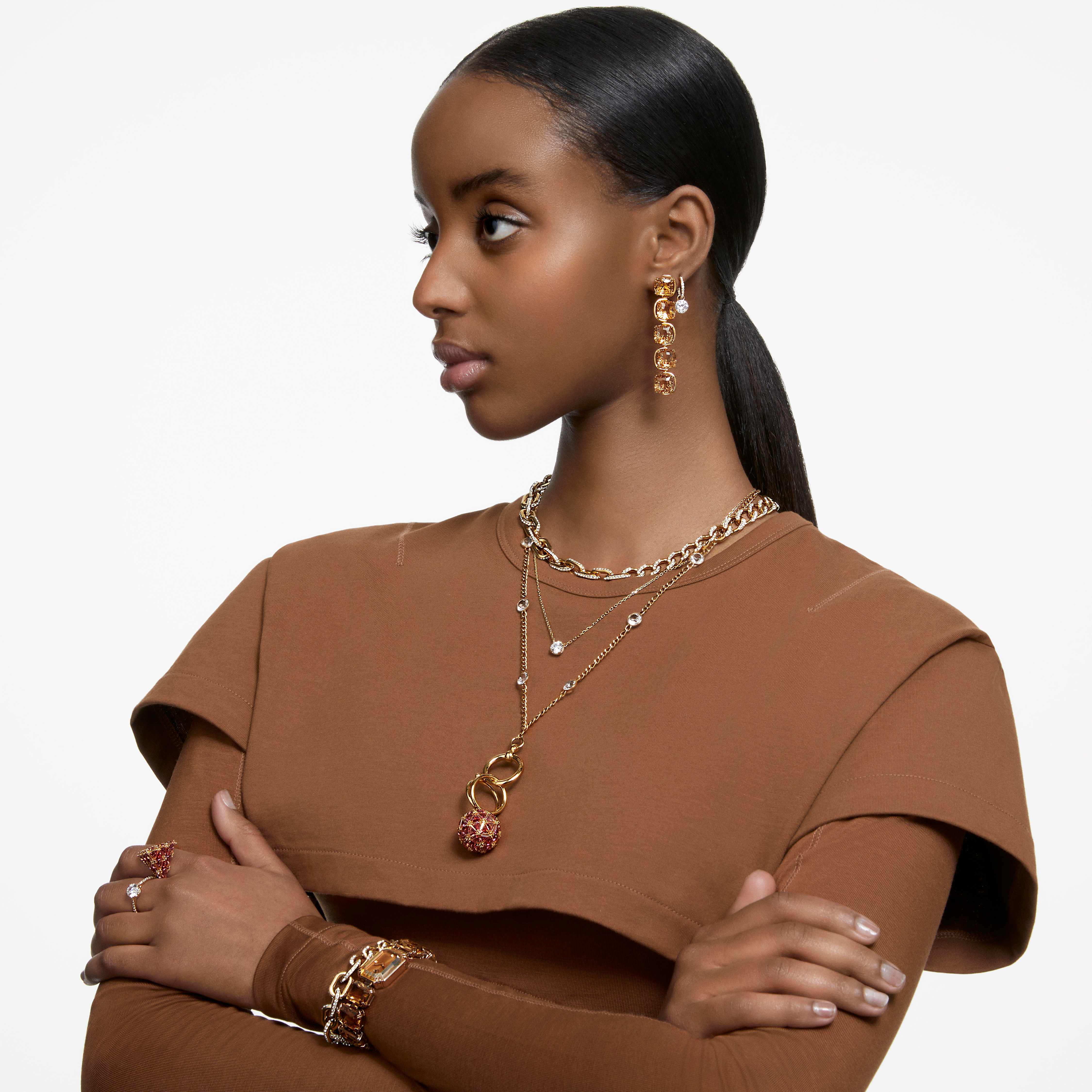 swarovski أقراط متدلية stilla، قطع مستدير، لون أبيض، طلاء بلون ذهبي