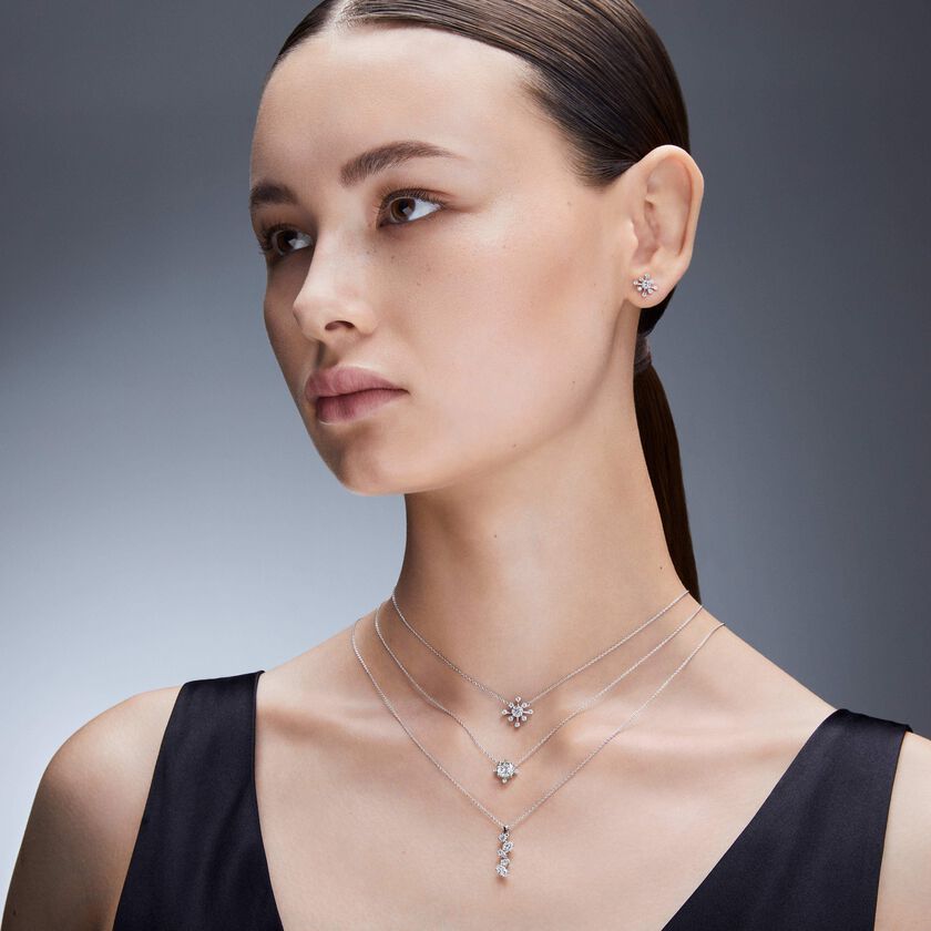 swarovski أقراط دبوسية galaxy، ألماس مُصنع في المختبر بإجمالي 0 5 قيراط، شكل دائري، ذهب أبيض عيار 18
