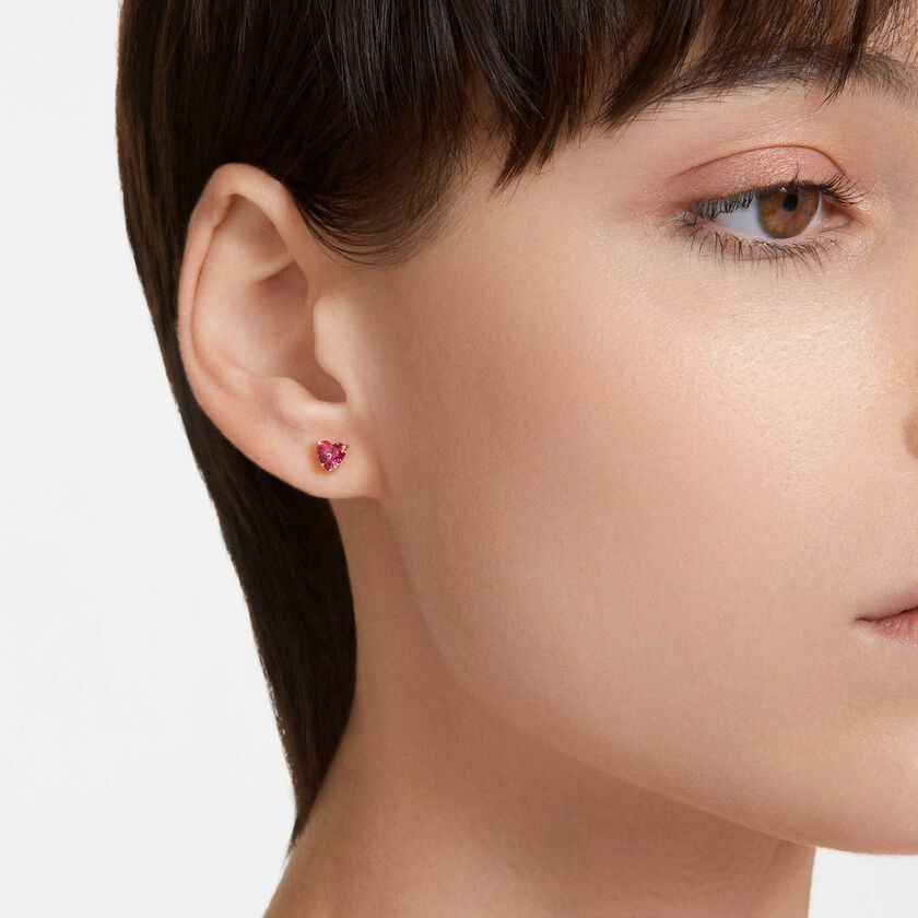 swarovski أقراط دبوسية chroma، على شكل قلب، لون أحمر، طلاء بلون ذهبي
