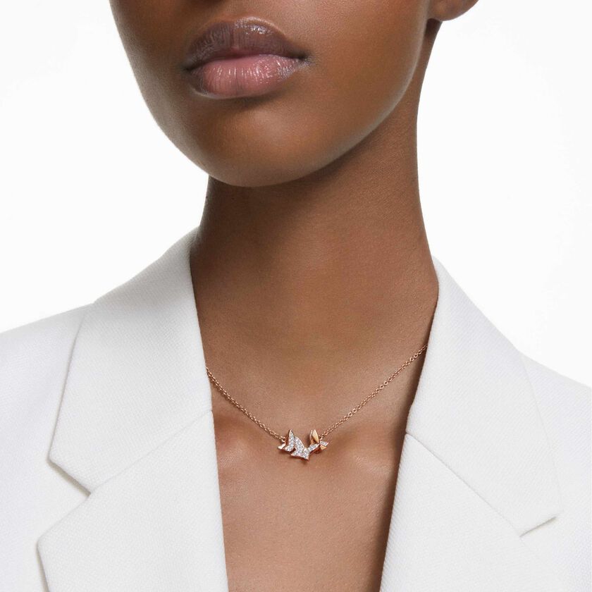 swarovski عقد lilia، مزين بفراشة، لون أبيض، طلاء ذهبي وردي
