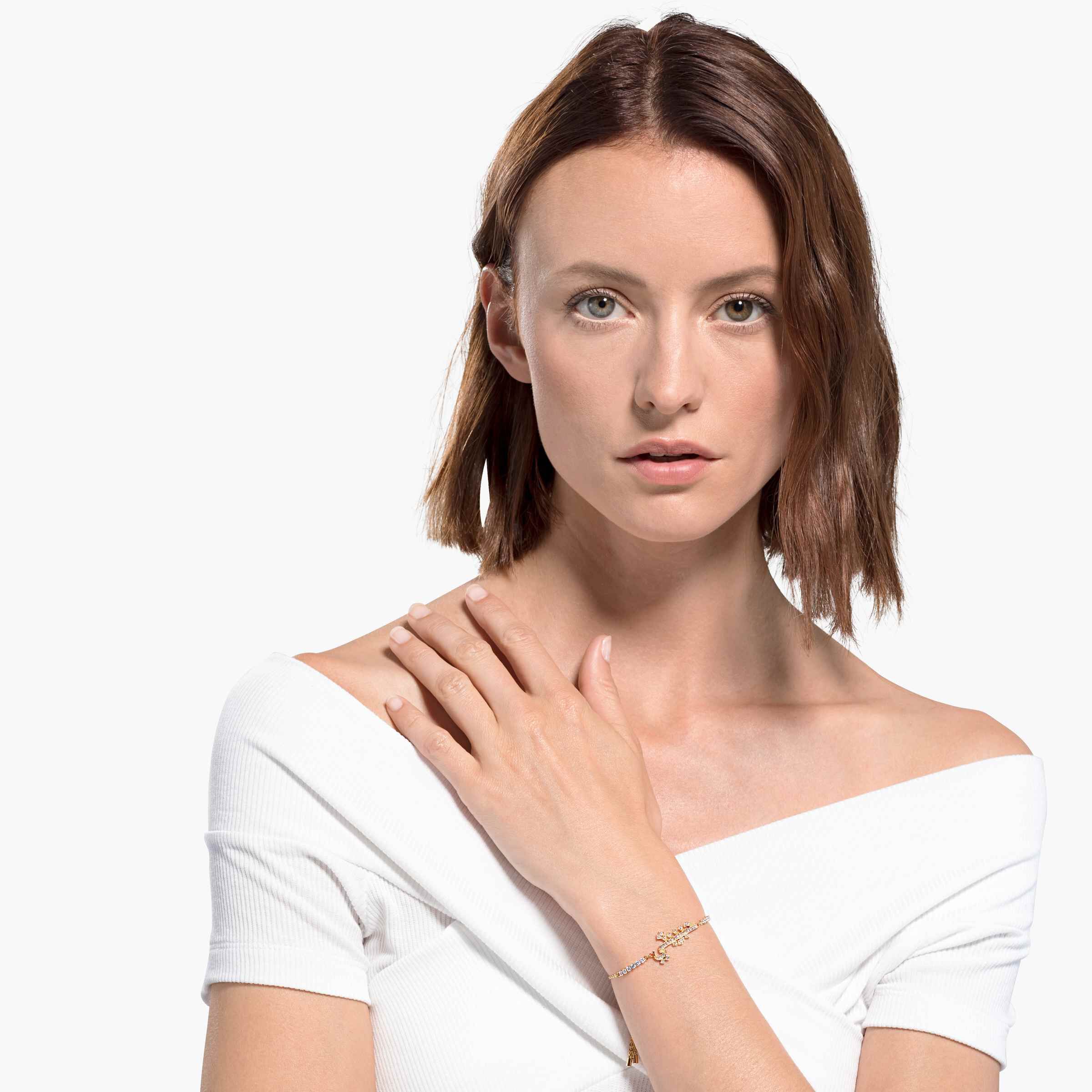 swarovski سوار الحب من مجموعة سواروفسكيsymbolic، بيضاء اللون، مطلية باللون الذهبي