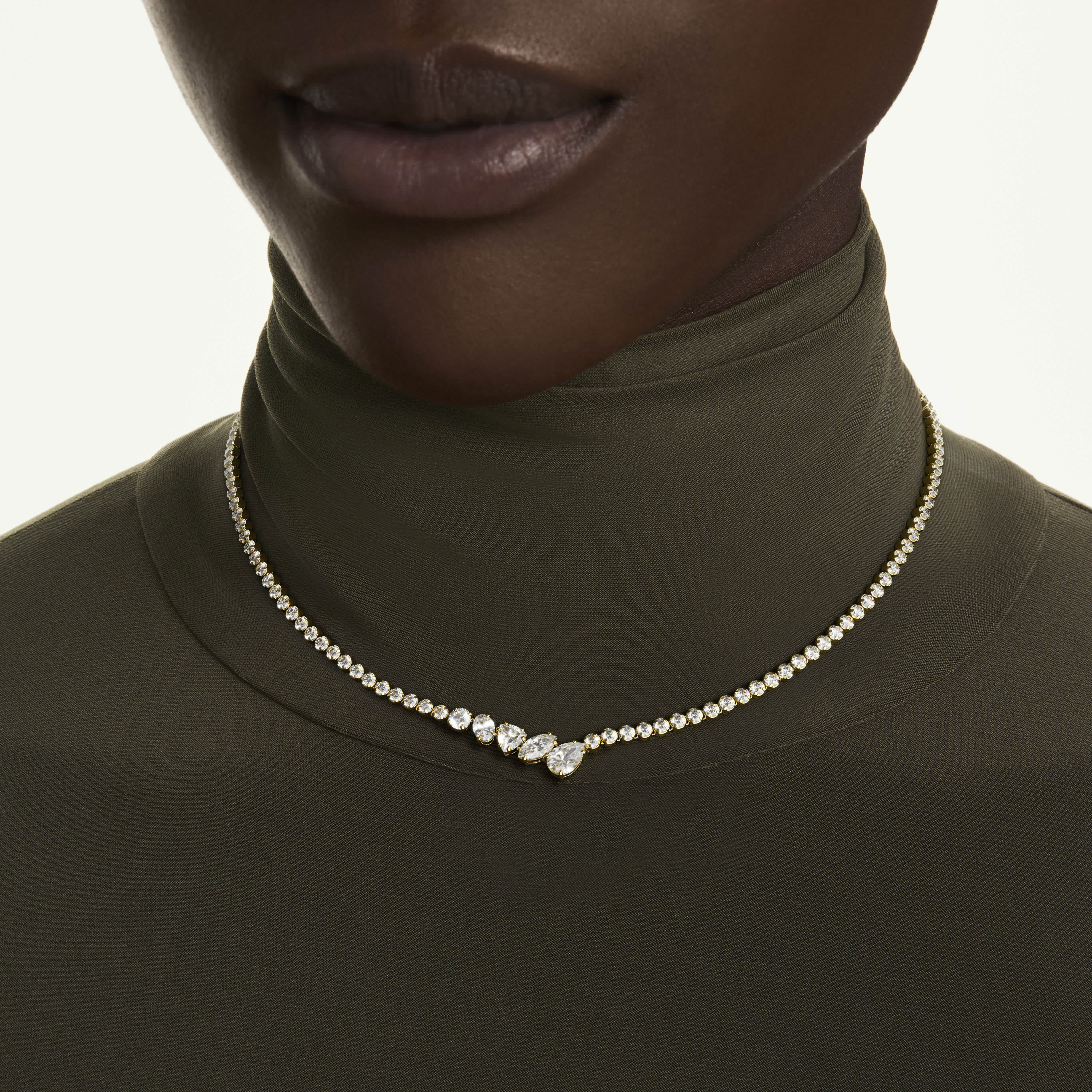 swarovski عقد mesmera، قطع متنوع، لون أبيض، لمسة نهائية من الذهب عيار 18 قيراط