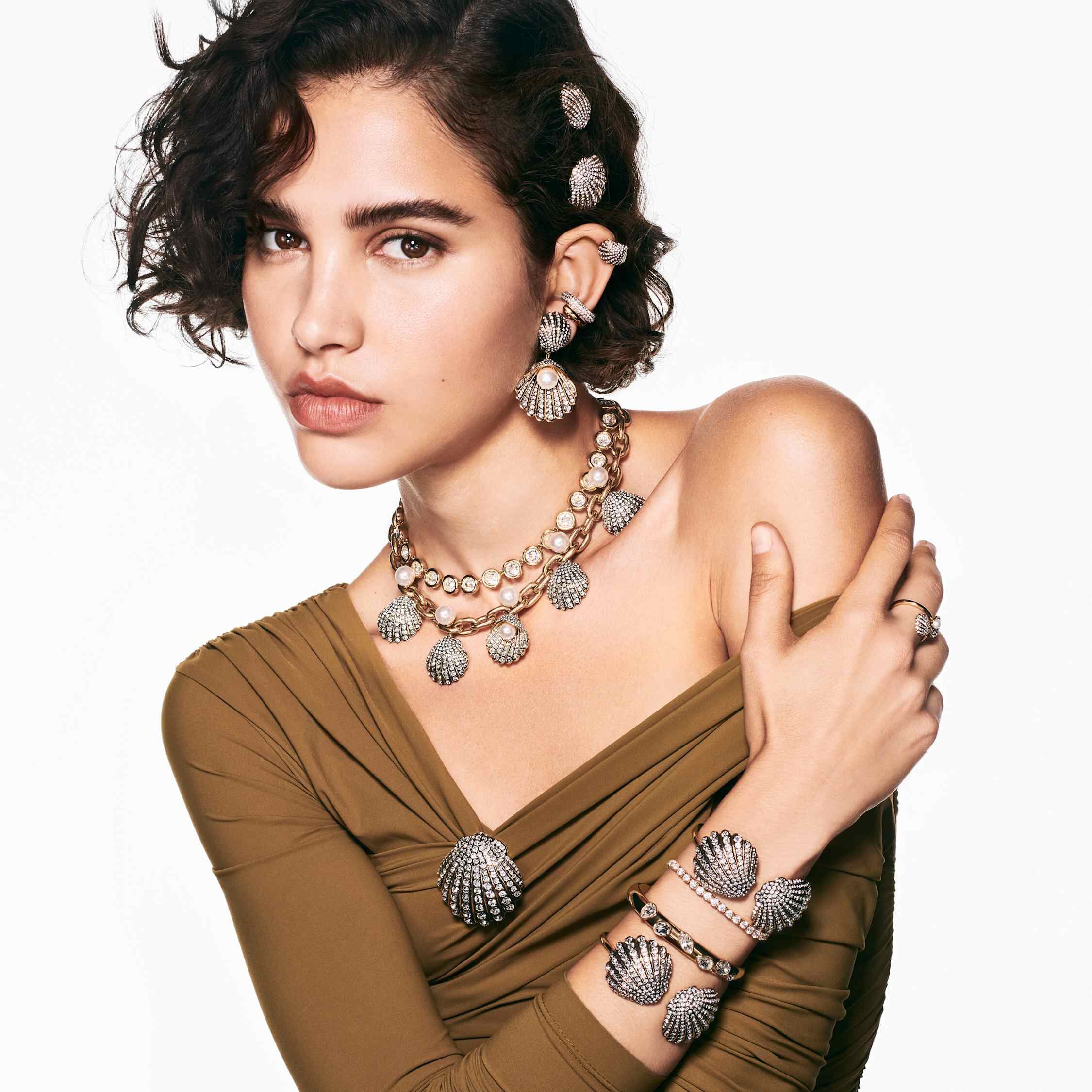 swarovski أقراط بمشبك idyllia، لؤلؤة كريستال، شكل صدفة، لون أبيض، طلاء بلون ذهبي