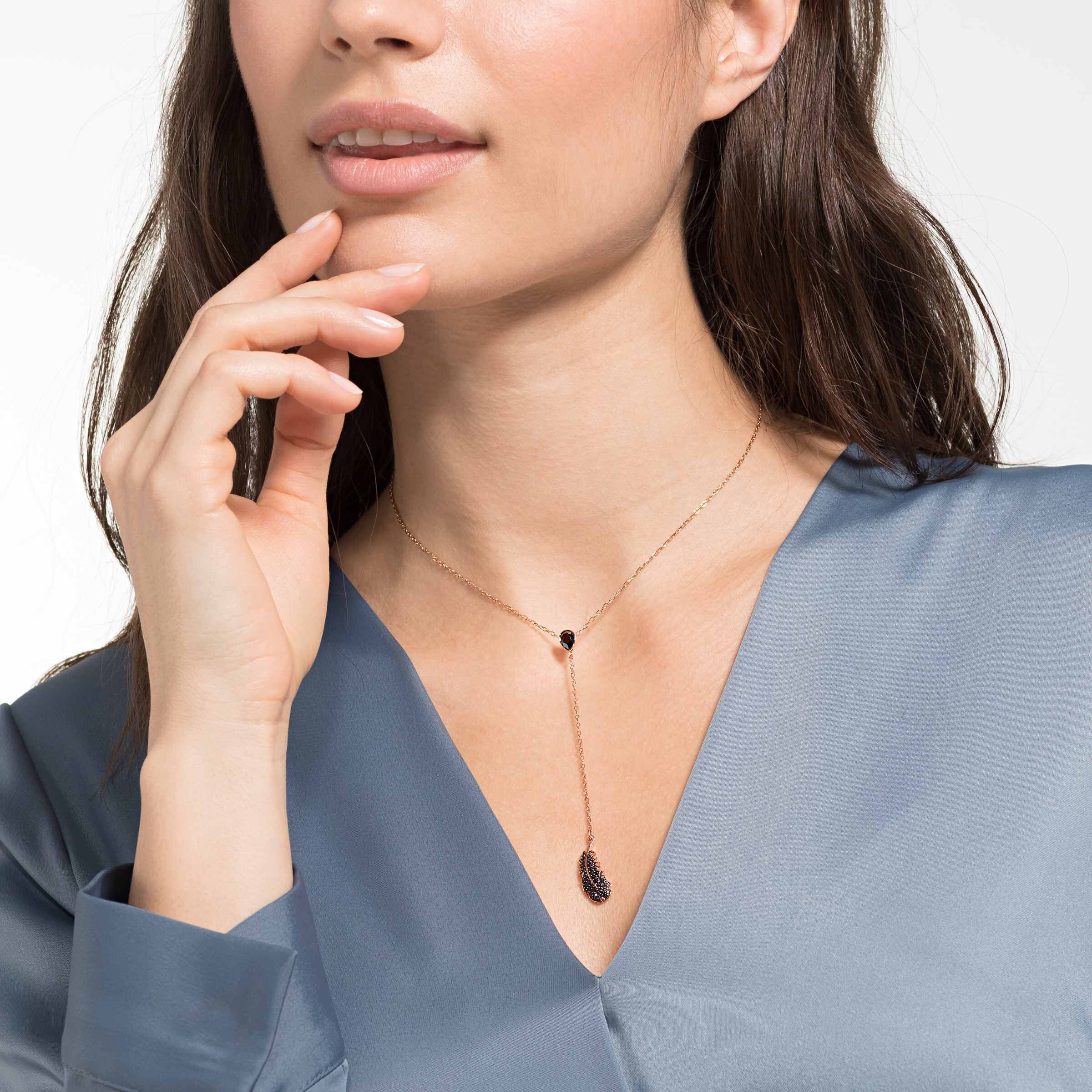 swarovski قلادة naughty y ، أسود ، مطلي باللون الذهبي الوردي