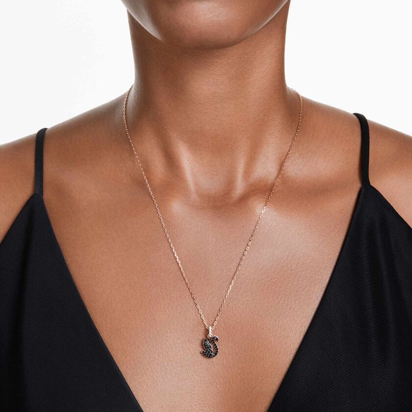swarovski قلادة swan، على شكل بجعة، حجم صغير، لون أسود، طلاء بلون ذهبي وردي