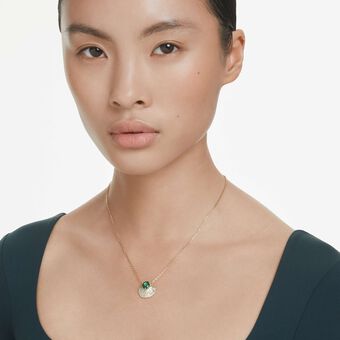 swarovski قلادة idyllia، قطع متنوع، شكل صدفة، لون أخضر، طلاء باللون الذهبي