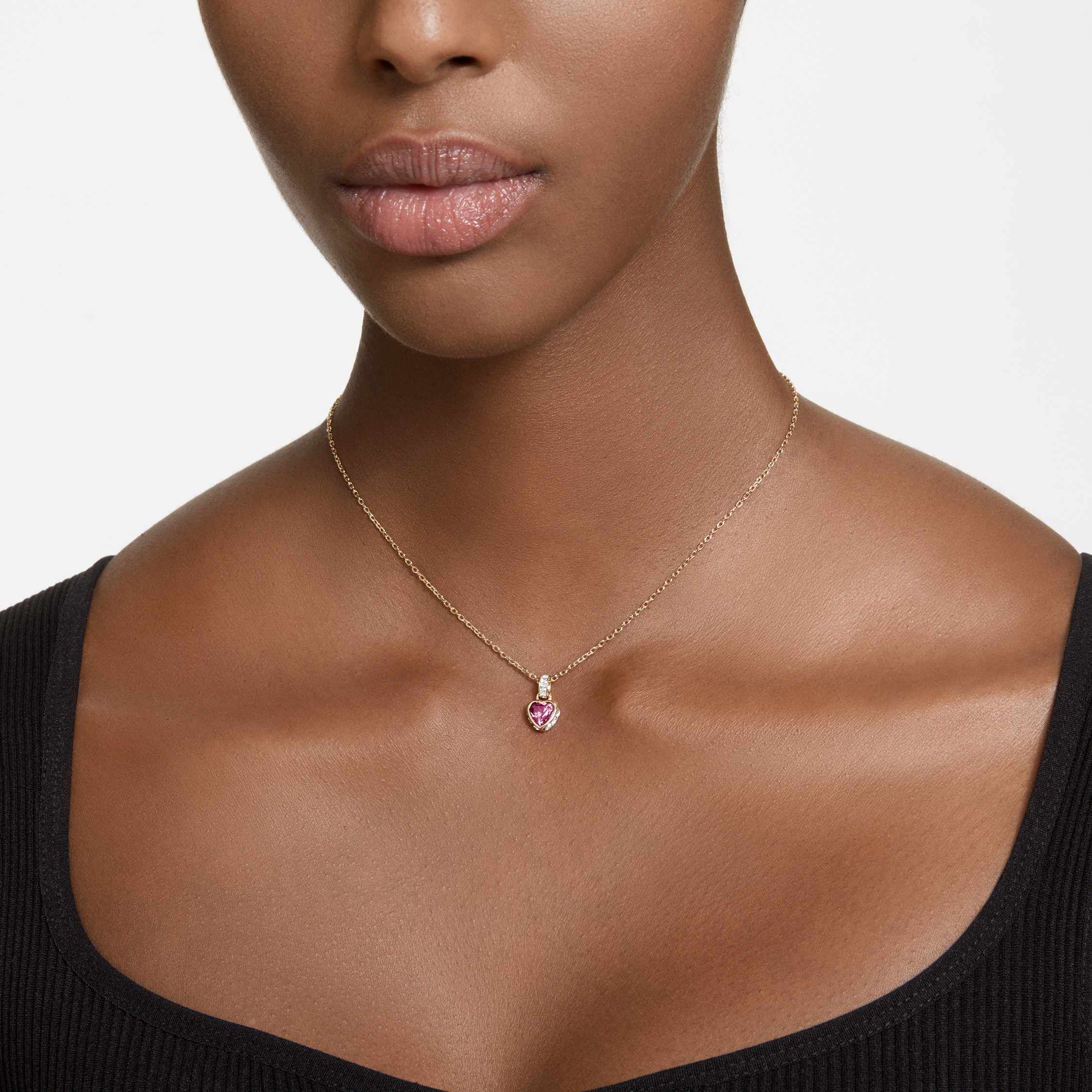 swarovski قلادة chroma، على شكل قلب، لون أحمر، طلاء بلون ذهبي