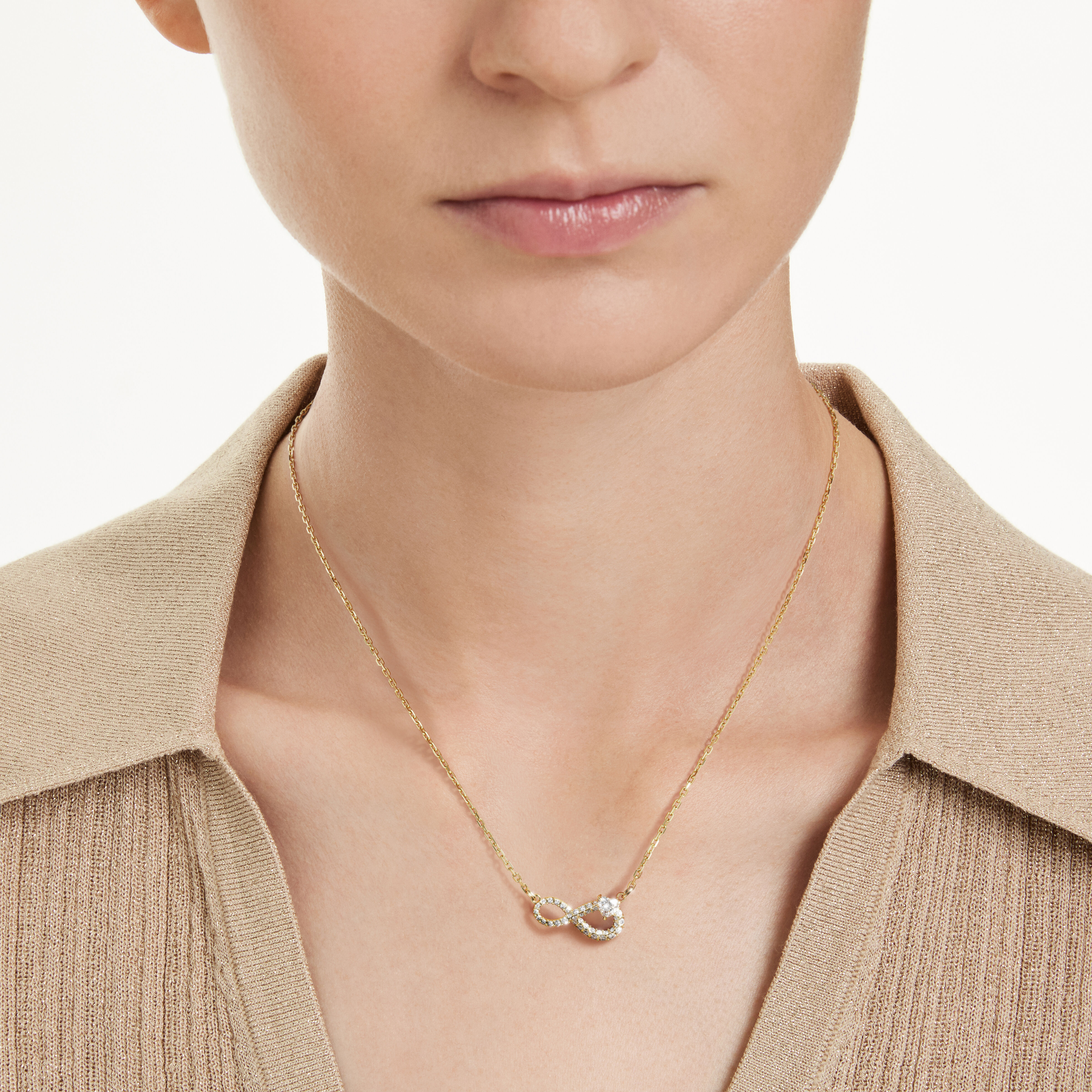 swarovski عقد hyperbola، قطع على شكل قلب، أحجار كريستال صغيرة متراصة، شكل إنفينيتي، لون أبيض، طلاء باللون الذهبي