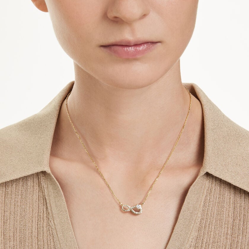 swarovski عقد hyperbola، قطع على شكل قلب، أحجار كريستال صغيرة متراصة، شكل إنفينيتي، لون أبيض، طلاء باللون الذهبي