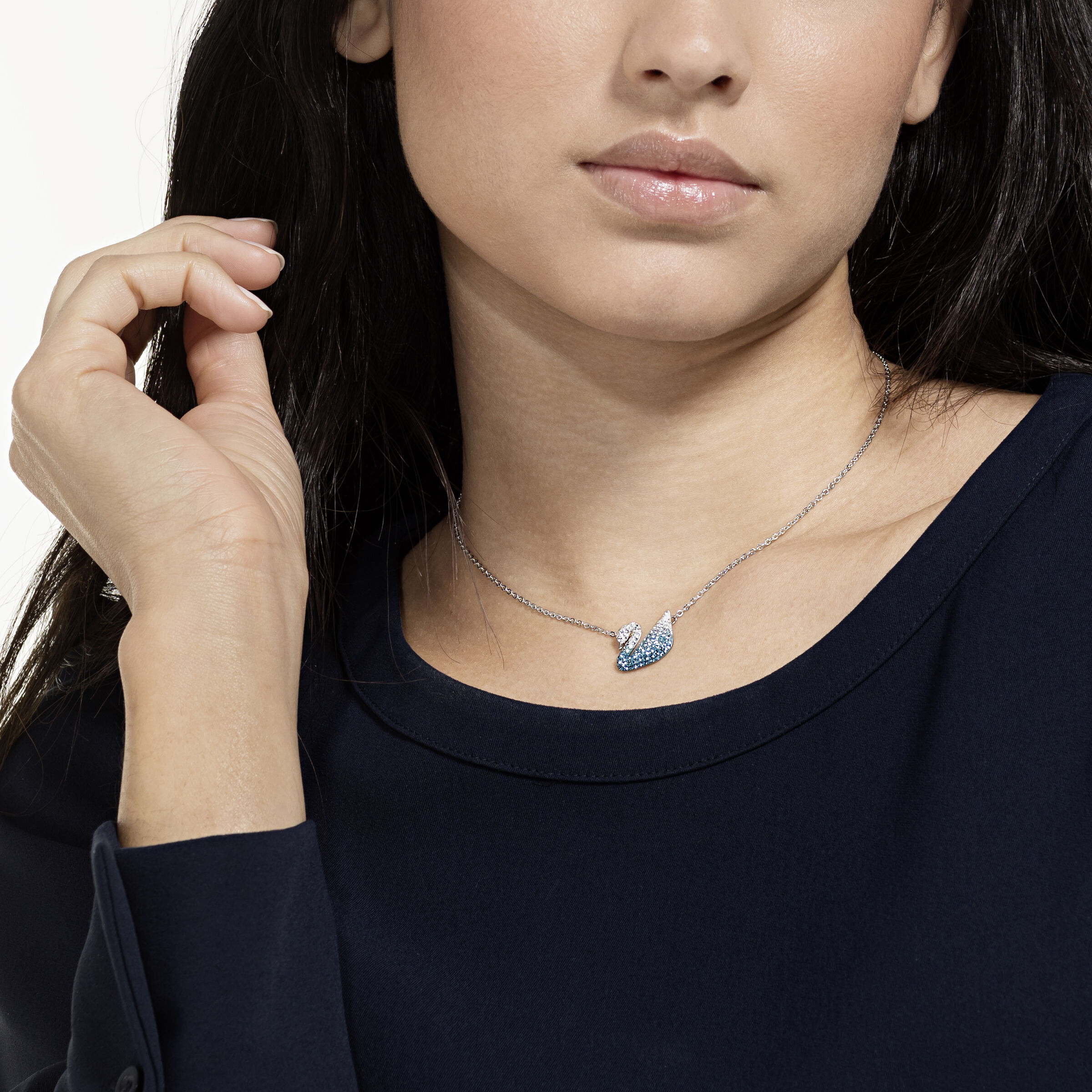 swarovski قلادة iconic swan بحلية متدلية، متعددة الألوان، طلاء روديوم