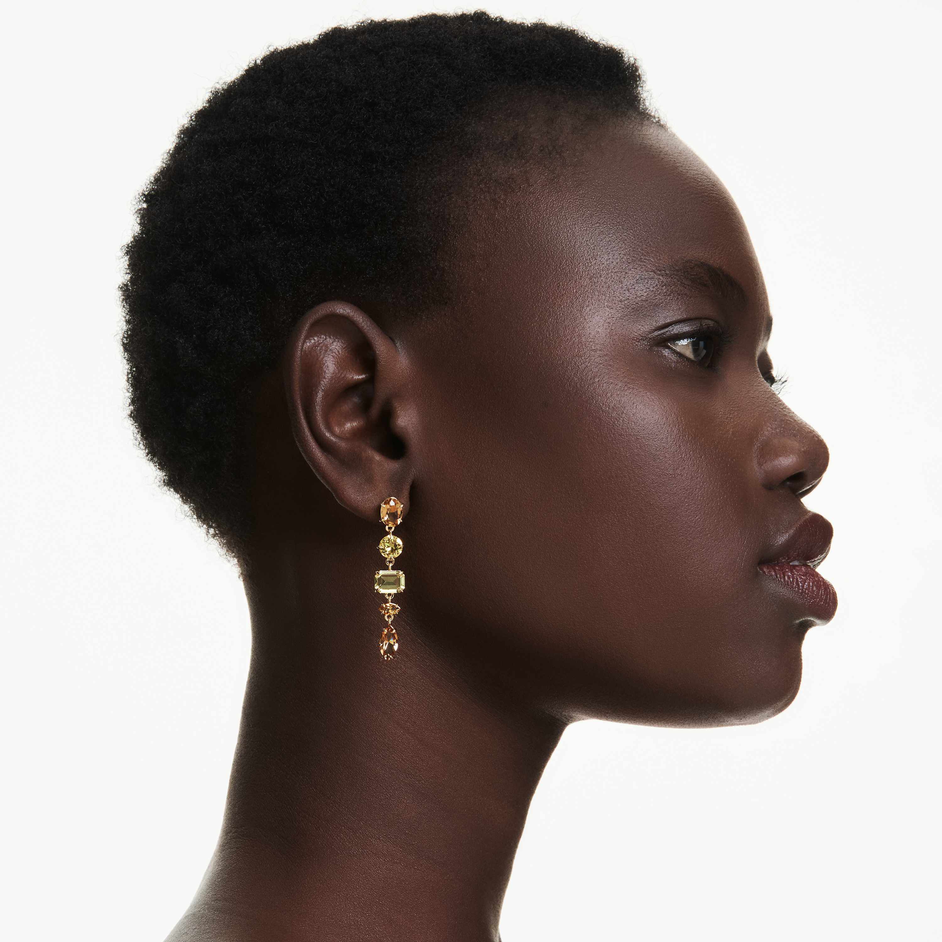 swarovski أقراط متدلية gema، تصميم غير متماثل، قطع متنوع، طويلة، لون أصفر، طلاء باللون الذهبي