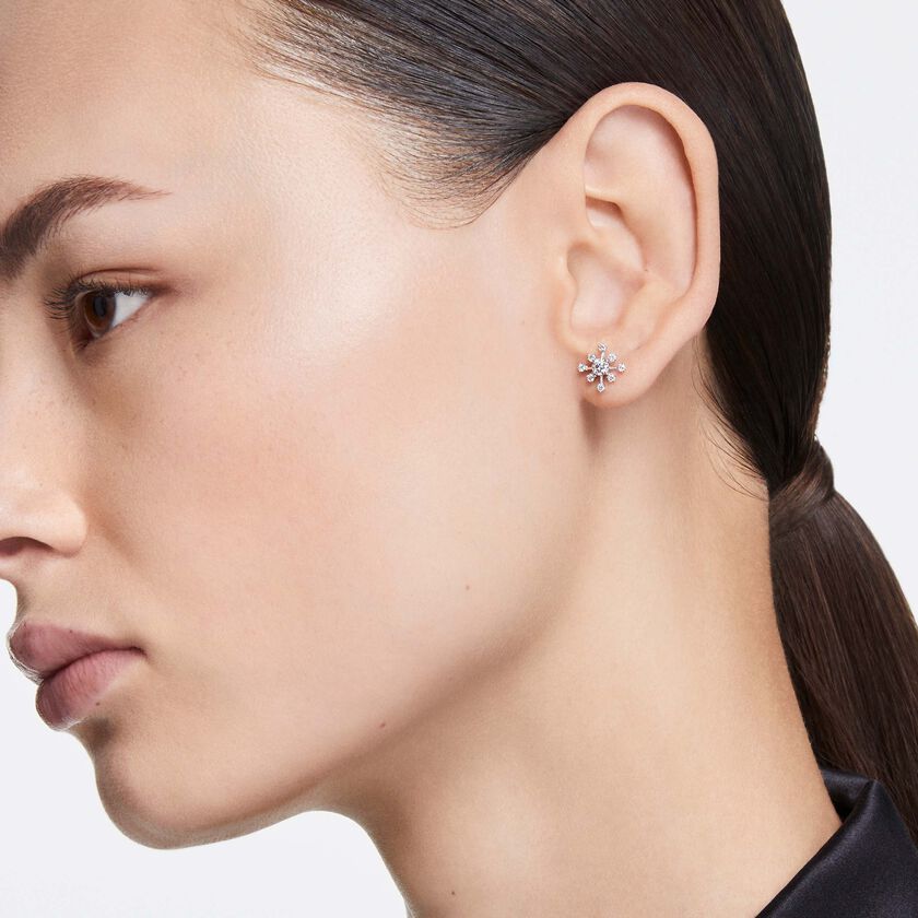 swarovski أقراط دبوسية galaxy، ألماس مُصنع في المختبر بإجمالي 0 5 قيراط، شكل دائري، ذهب أبيض عيار 18