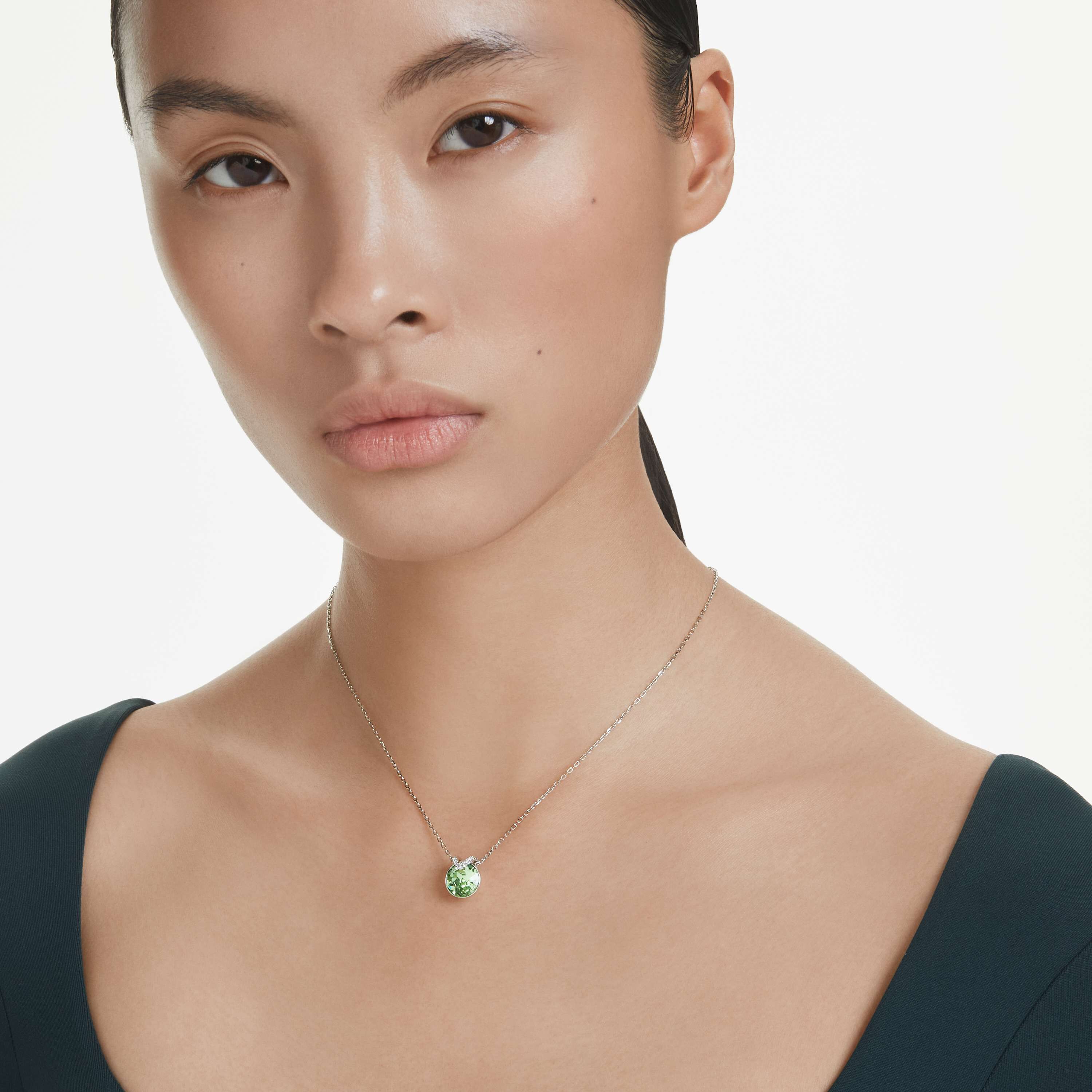 swarovski قلادة bella على شكل حرف v، قطع مستدير، لون أبيض، طلاء روديوم