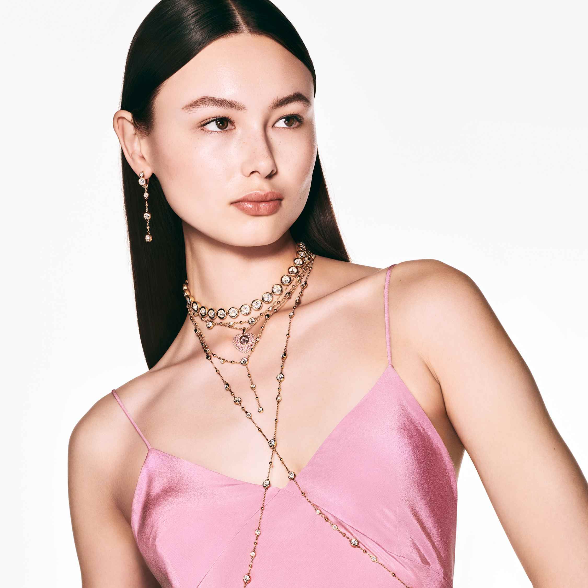 swarovski عقد imber، قطع مُستدير، تصميم متباين، لون أبيض، طلاء بلون ذهبي