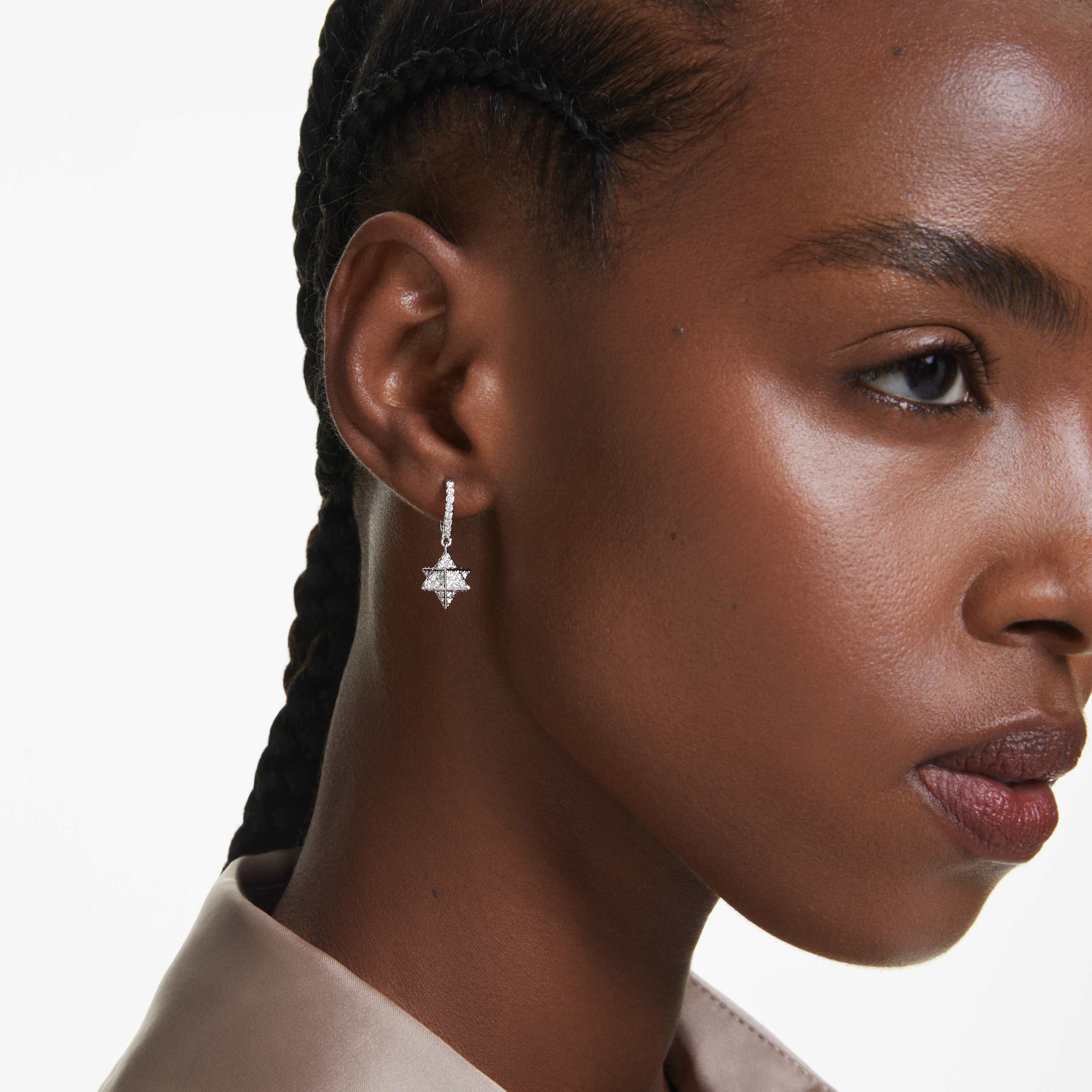 swarovski أقراط متدلية dextera، تصميم غير متماثل، قطع مستدير، نجمة وكرة، لون أبيض، طلاء روديوم