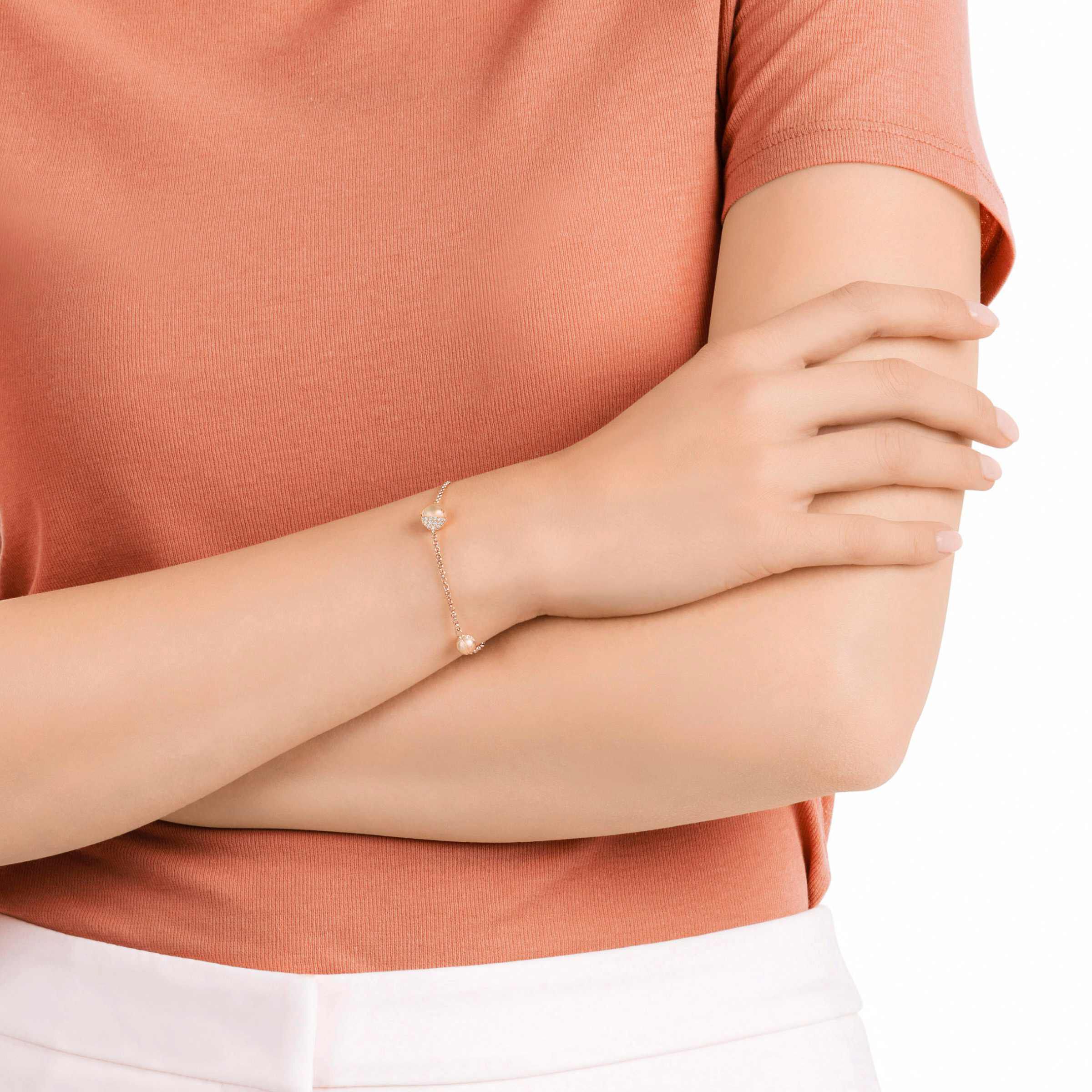 سلسلة شكل دائري من مجموعةswarovski remix collection، بيضاء، بطلاء ذهب وردي