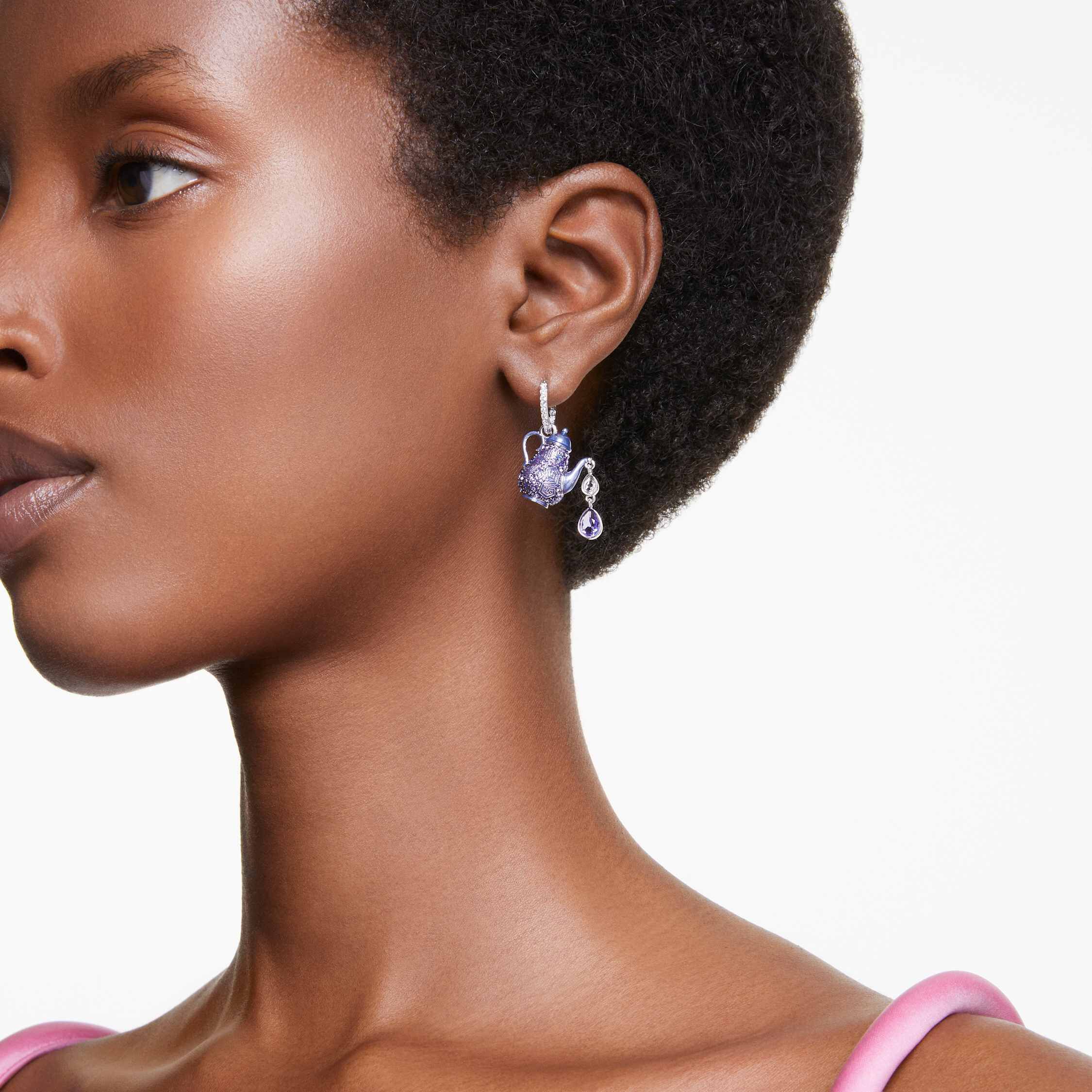 swarovski أقراط متدلية alice in wonderland، تصميم غير متماثل، قطة وإبريق شاي، ألوان متعددة، طلاء روديوم